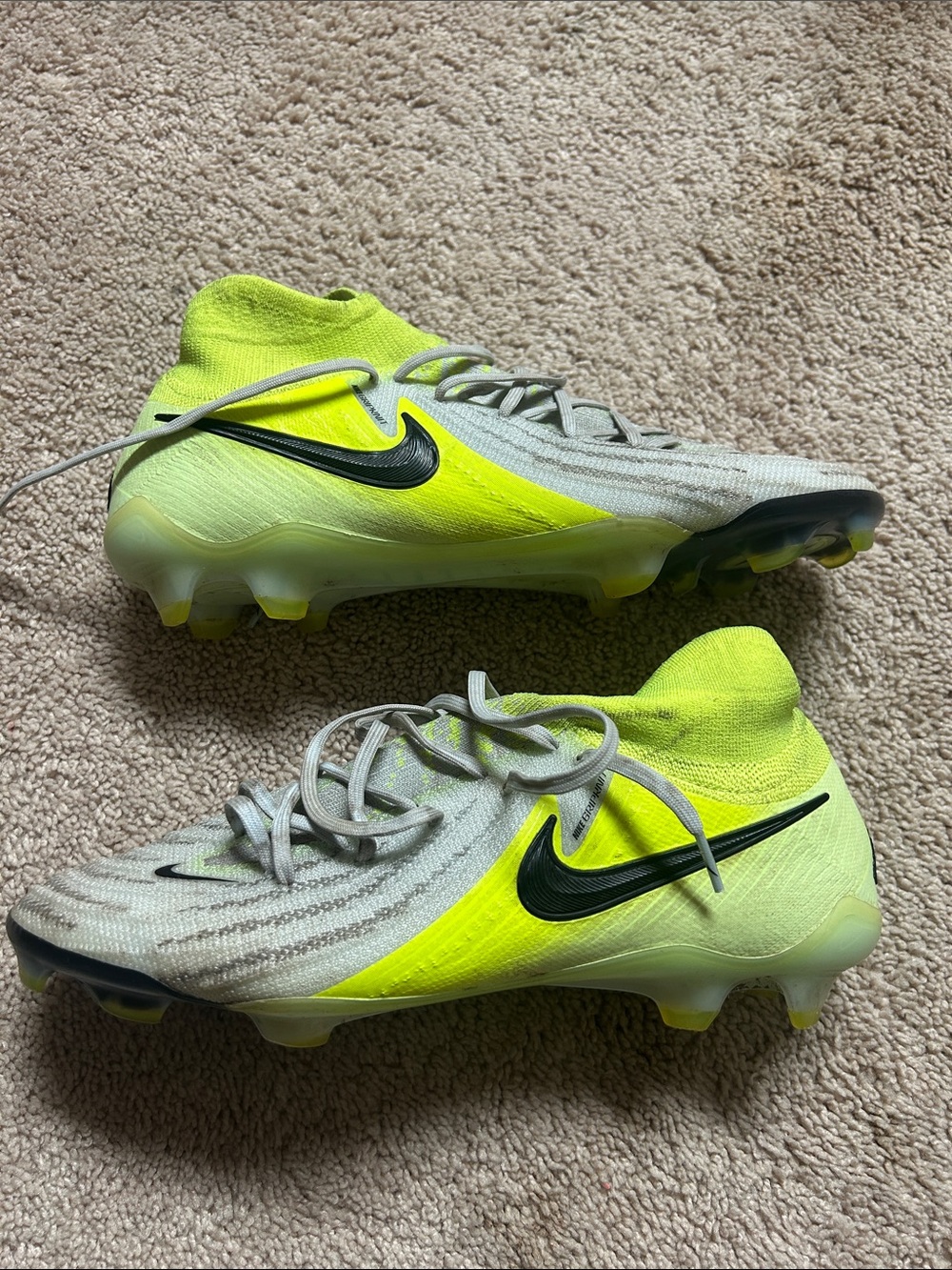 NIKE MEN'S PHANTOM LUNA II PRO FG
Cleats 9